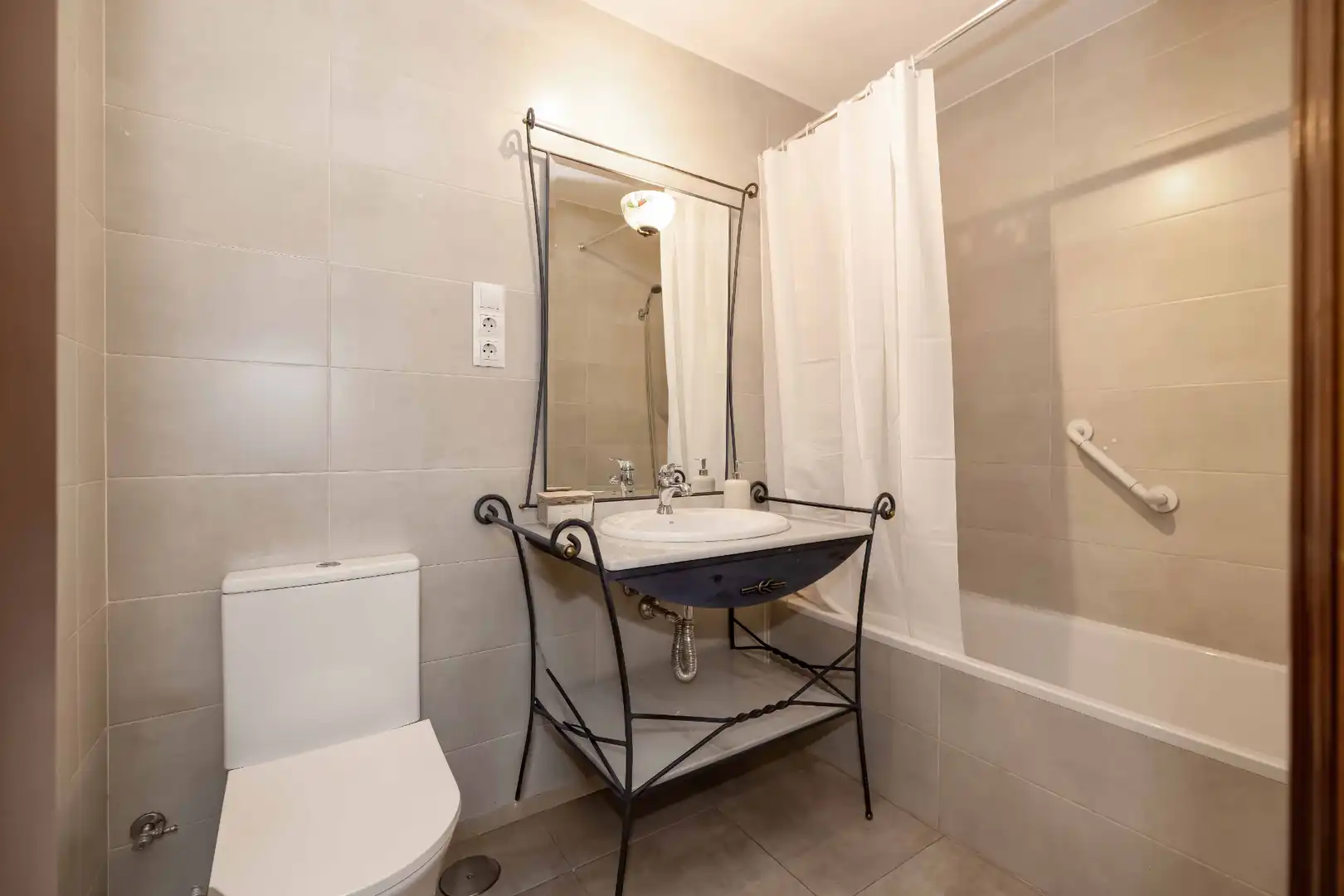 Baño de Piso en venta en Málaga con Calefacción, Terraza y Internet