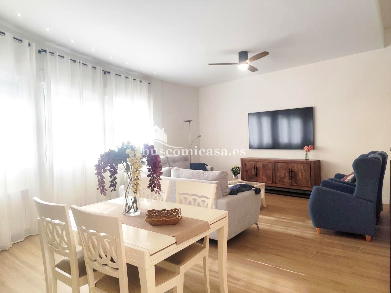 Sala d'estar de Casa adosada en venda en Fuerte del Rey amb Aire condicionat, Calefacció i Jardí privat