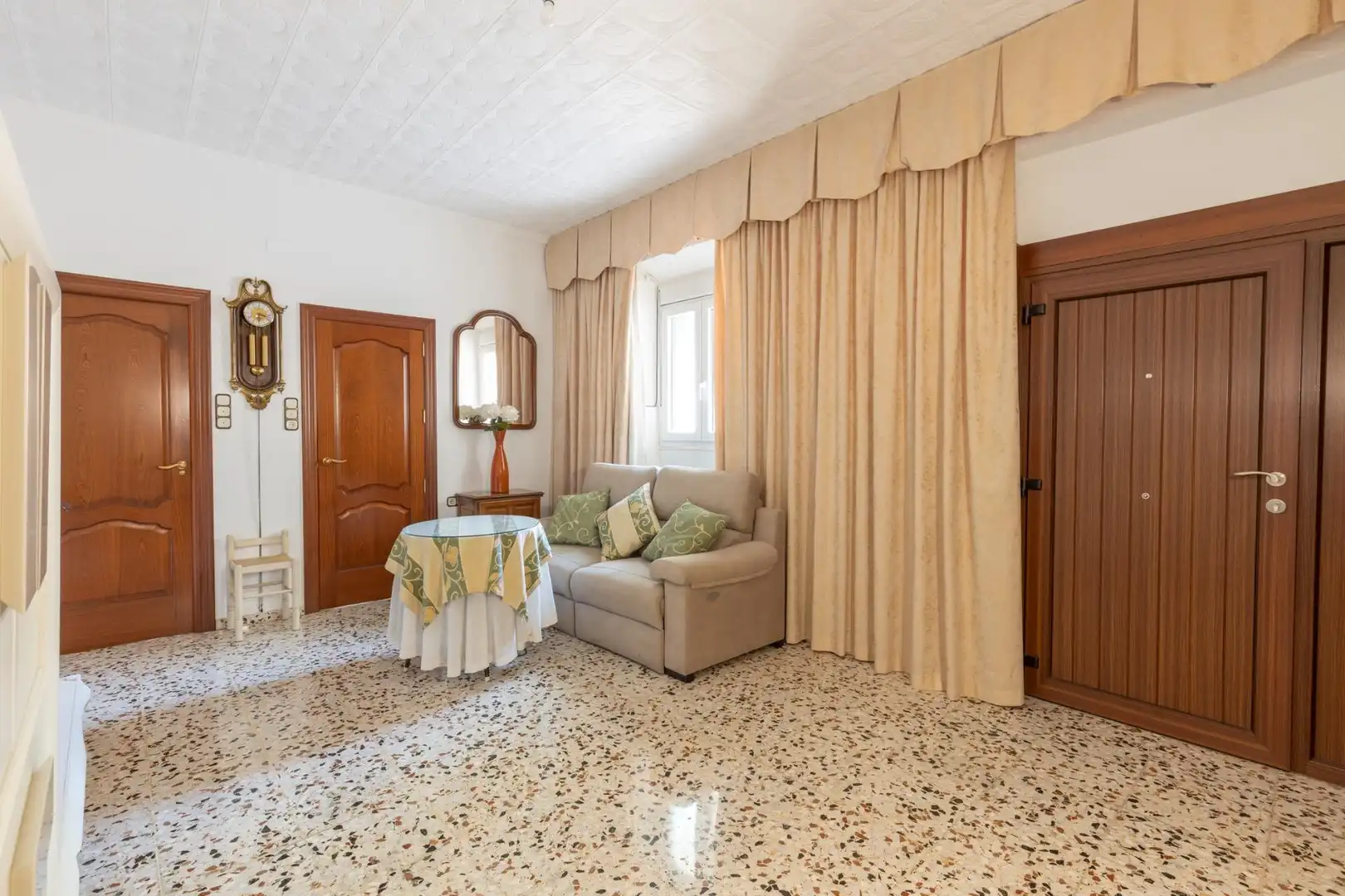 Living room of Flat for sale in Granada  with Air Conditioner, Heating and Storage room
