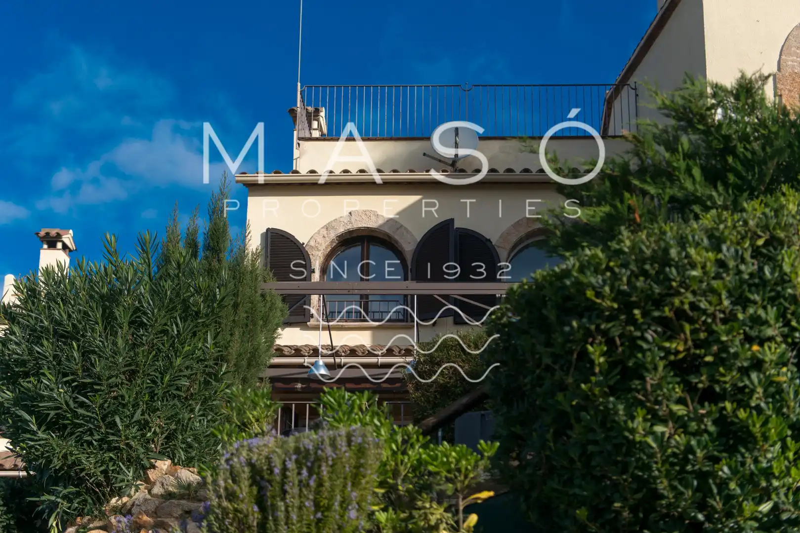 Vista exterior de Casa adosada en venda en Sant Feliu de Guíxols amb Calefacció, Jardí privat i Terrassa