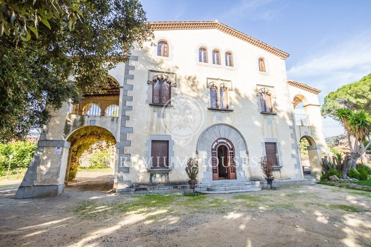 Vista exterior de Finca rústica en venda en Arenys de Munt amb Calefacció, Jardí privat i Piscina