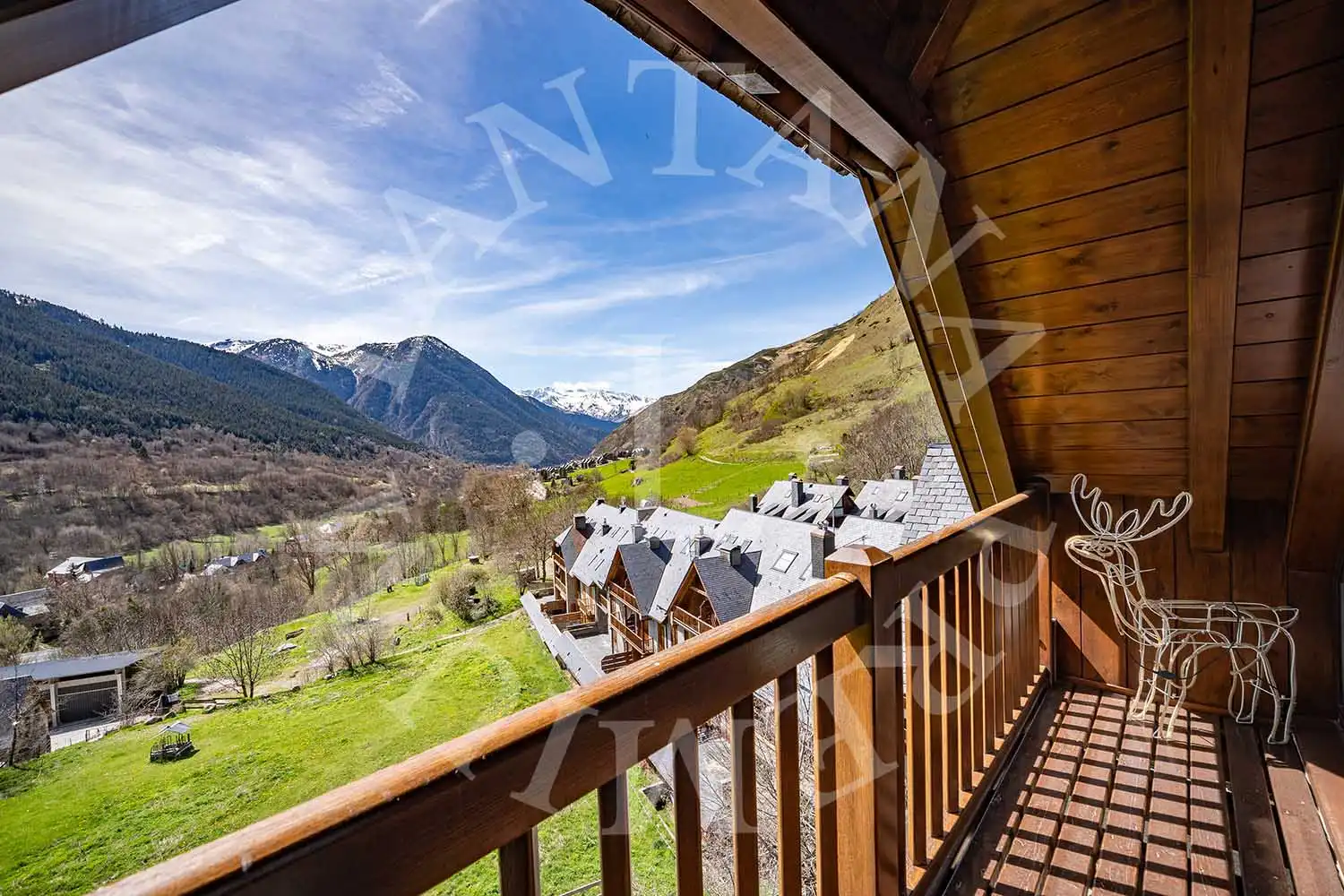 Vista exterior de Casa adosada en venta en Naut Aran con Calefacción, Jardín privado y Parquet