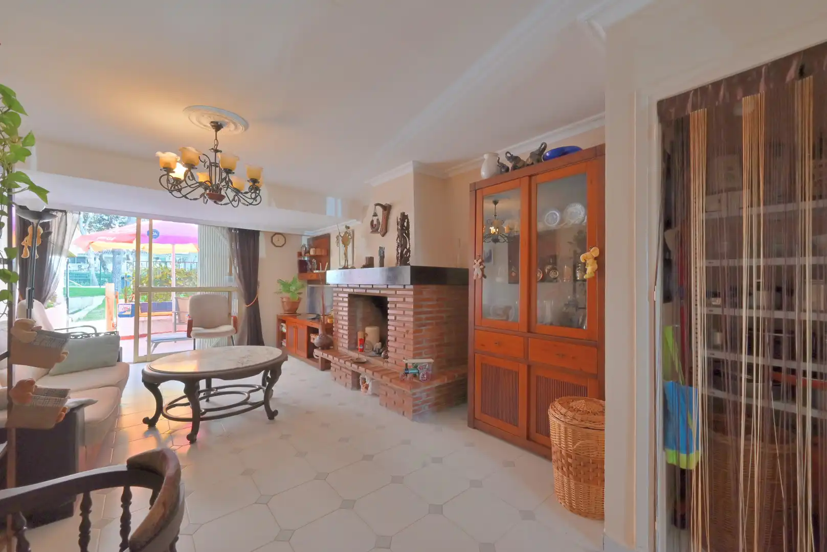 Sala d'estar de Casa adosada en venda en Mijas amb Terrassa, Piscina i Moblat