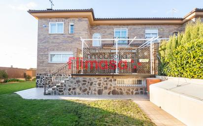 Vista exterior de Casa adosada en venda en Villaviciosa de Odón amb Calefacció, Jardí privat i Terrassa