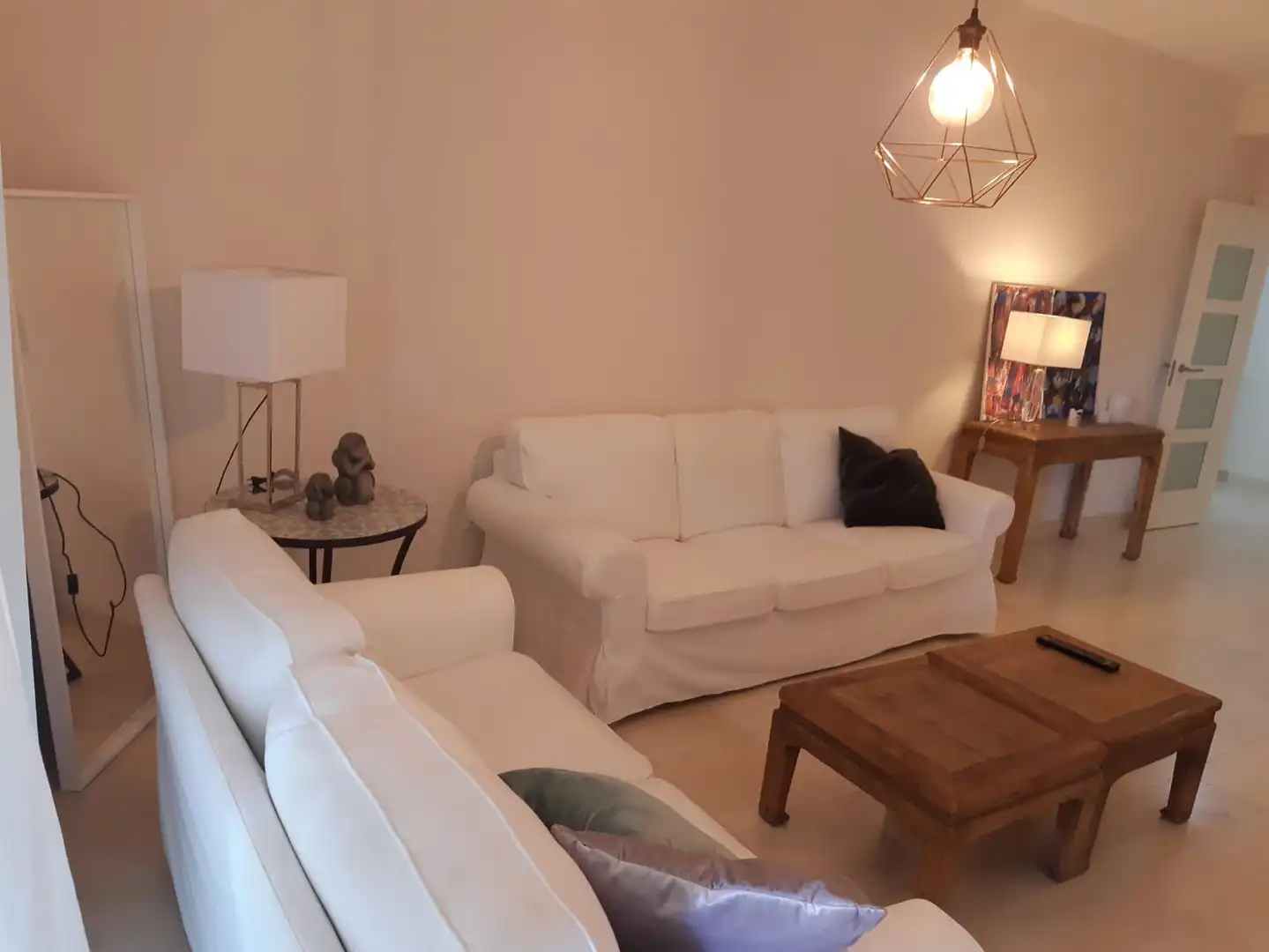 Sala d'estar de Pis de lloguer en Benahavís amb Aire condicionat, Terrassa i Moblat
