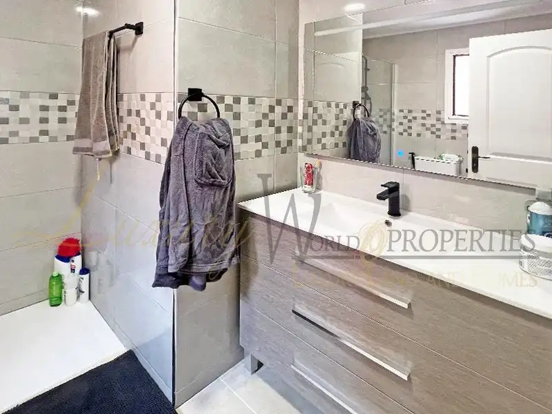 Badezimmer von Dachboden zum Verkauf in Arona mit Klimaanlage, Terrasse und Abstellraum