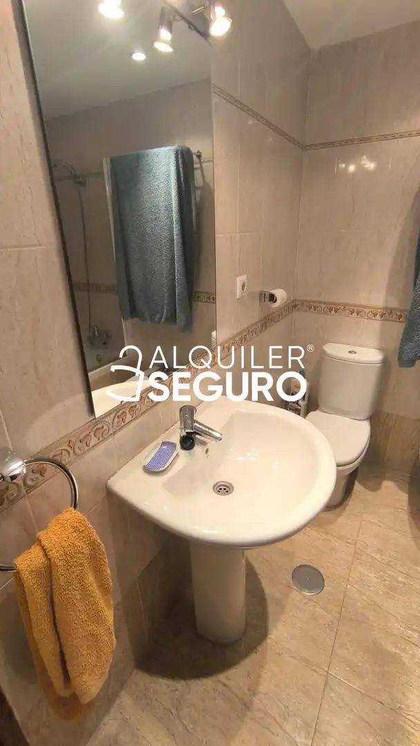 Bathroom of Flat for rent in Sevilla  with Air Conditioner and Furnished