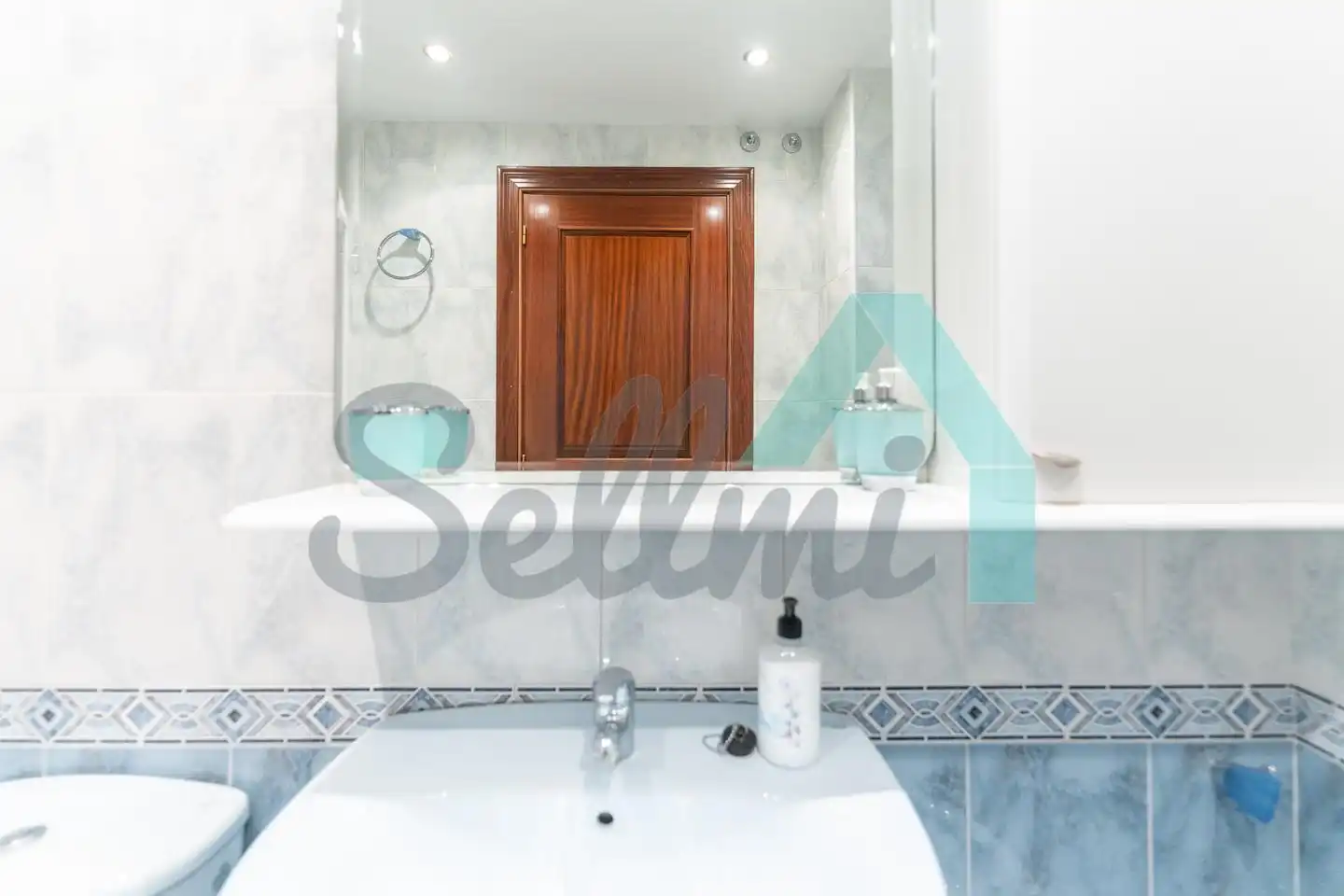 Bathroom of Flat for rent in Lugones