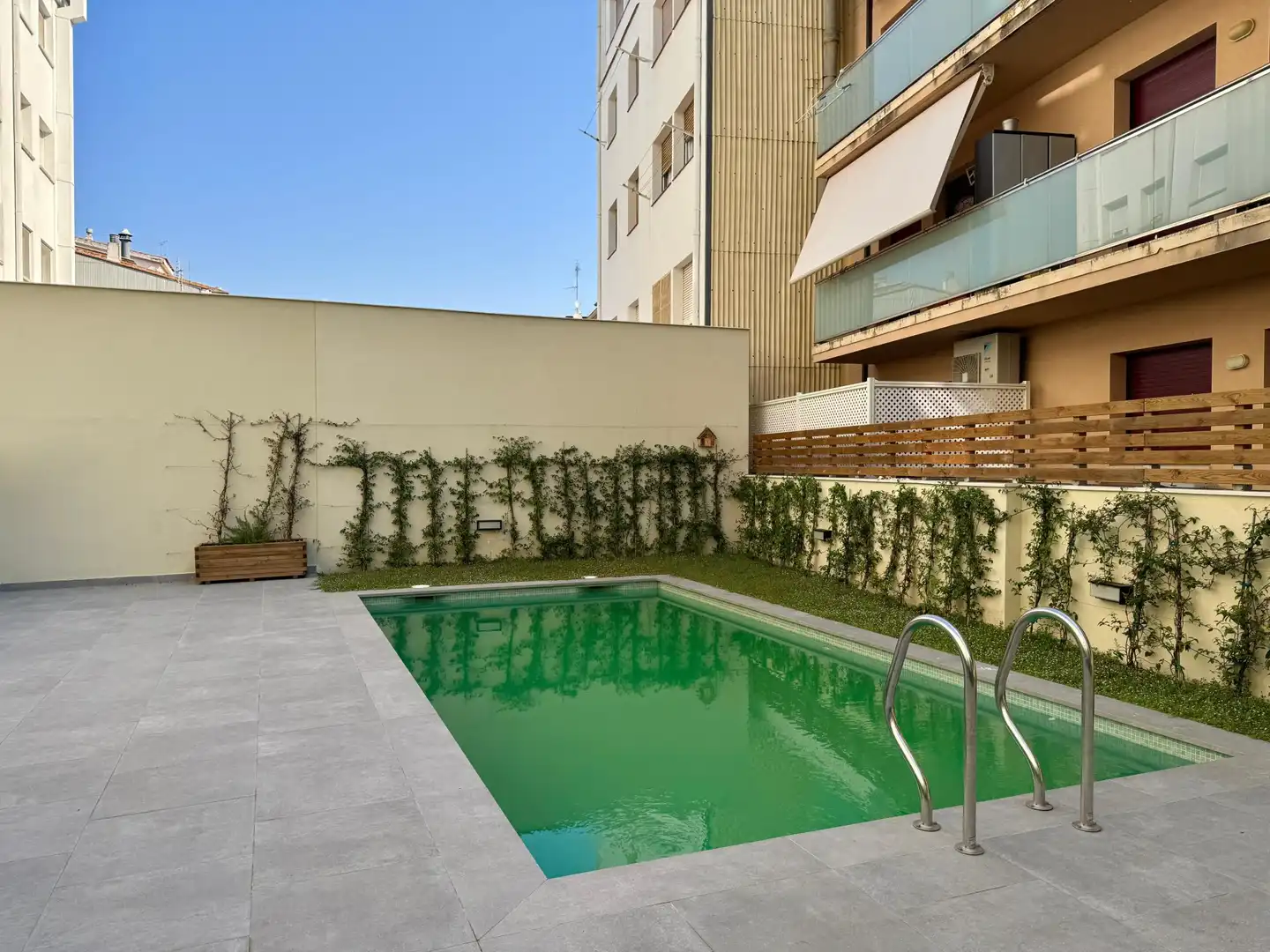 Piscina de Planta baixa de lloguer en Girona amb Aire condicionat, Calefacció i Traster