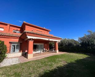 Vista exterior de Casa o xalet de lloguer en Marbella amb Jardí privat, Terrassa i Piscina