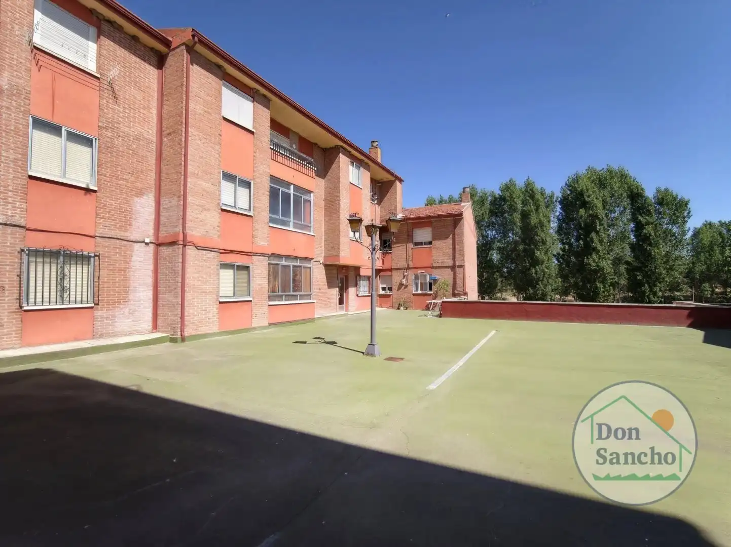 Vista exterior de Piso en venta en Viana de Cega con Terraza, Trastero y Amueblado