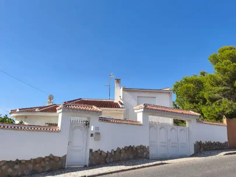 Vista exterior de Casa o xalet en venda en Rojales amb Jardí privat, Piscina i Moblat