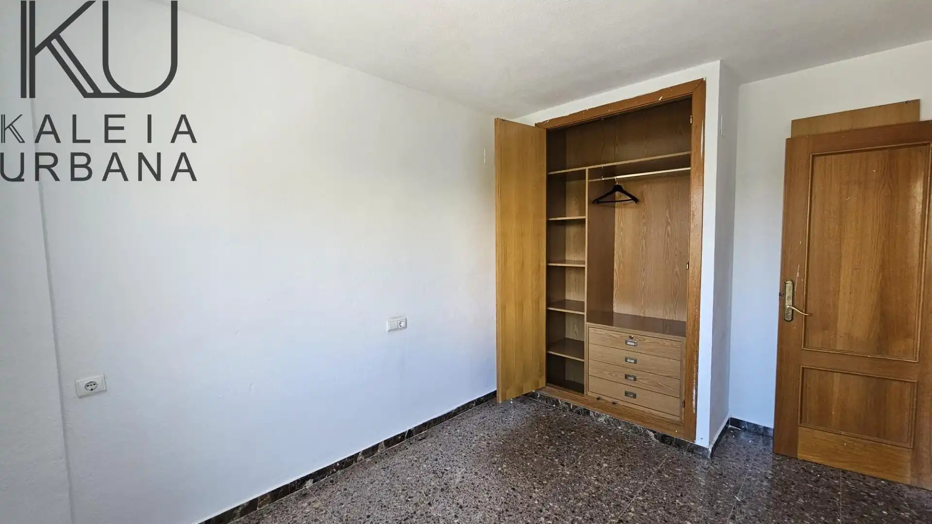 Habitación de Piso en venta en Alicante / Alacant con Aire acondicionado, Terraza y Balcón