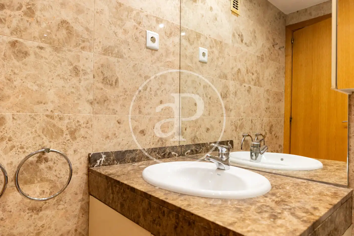 Bathroom of Flat for sale in Barcelona  with Air Conditioner, Heating and Terrace