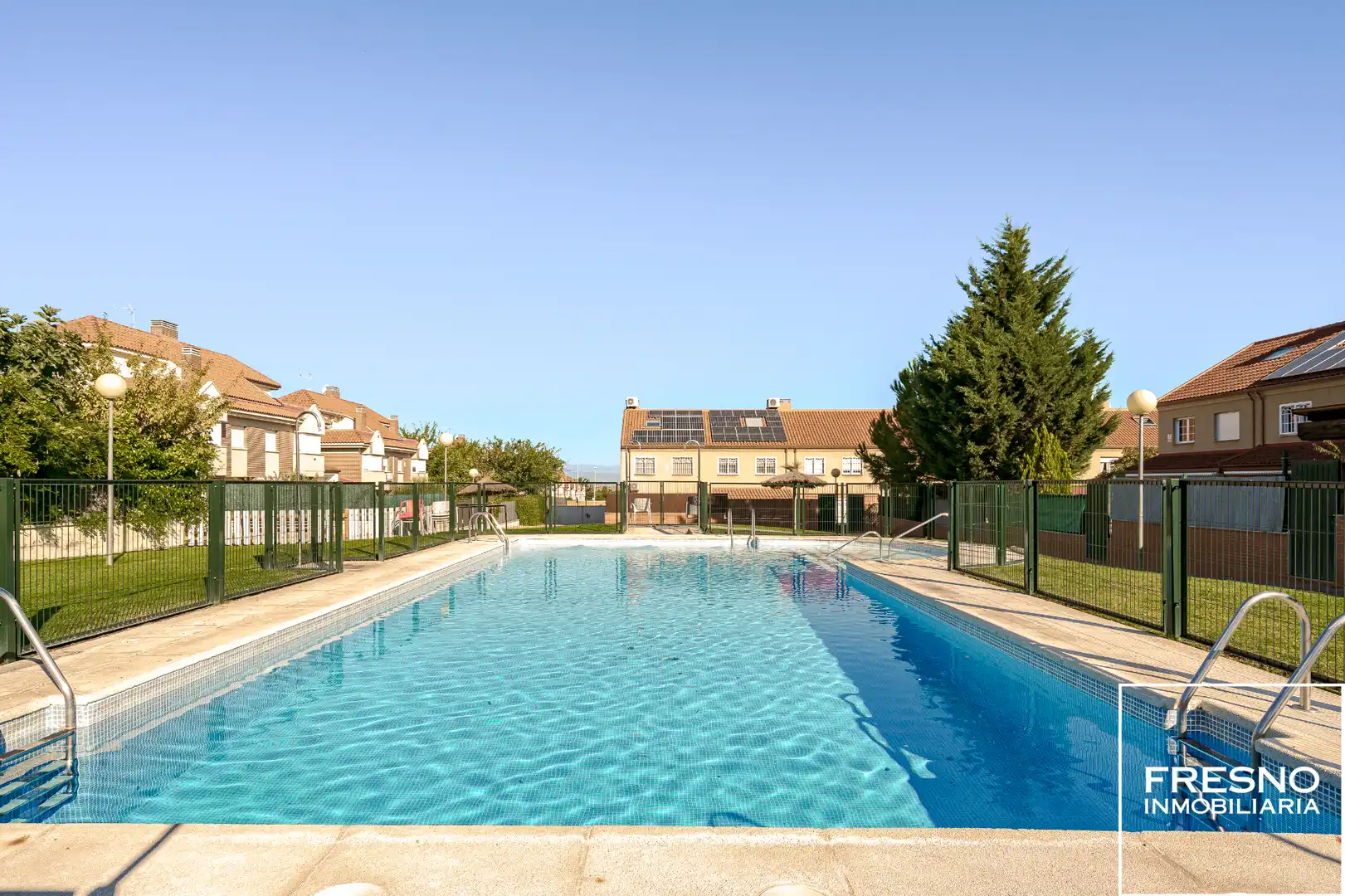 Swimming pool of Detached homes for sale in Cobeña, Madrid