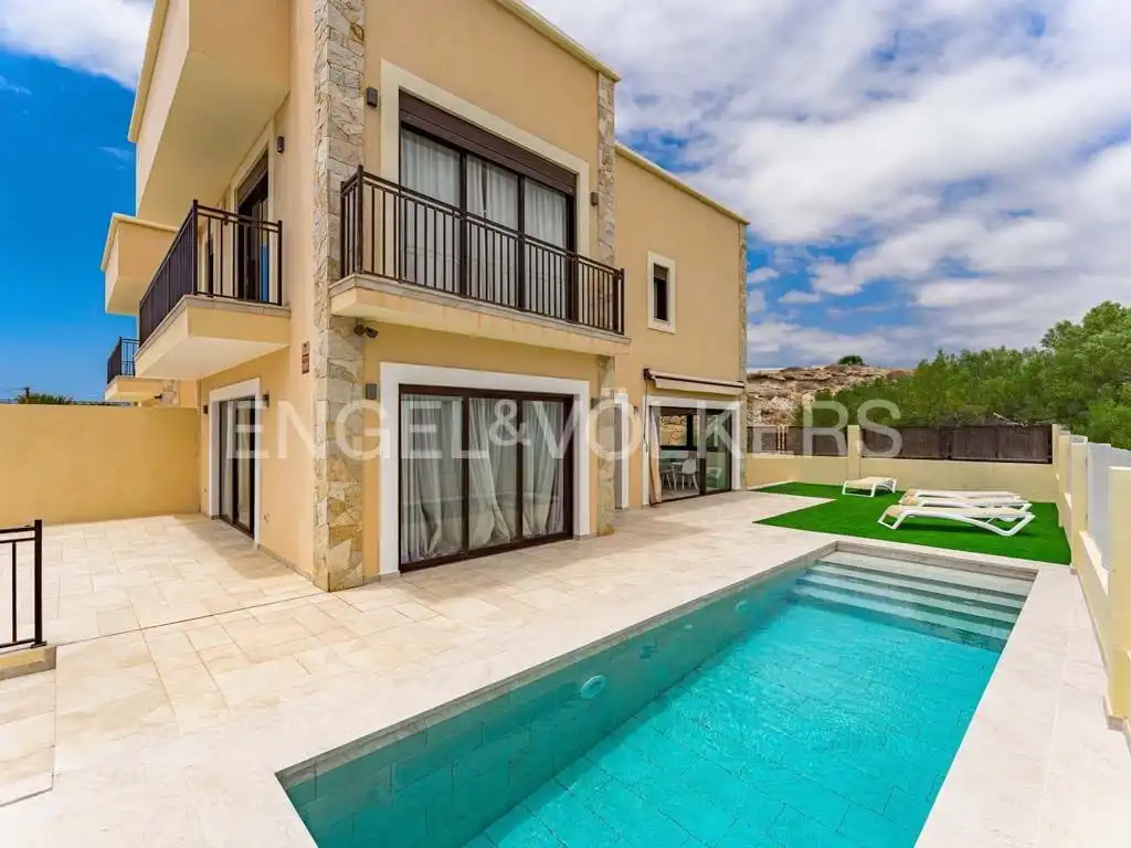 Vista exterior de Casa o xalet en venda en Granadilla de Abona amb Aire condicionat, Terrassa i Piscina