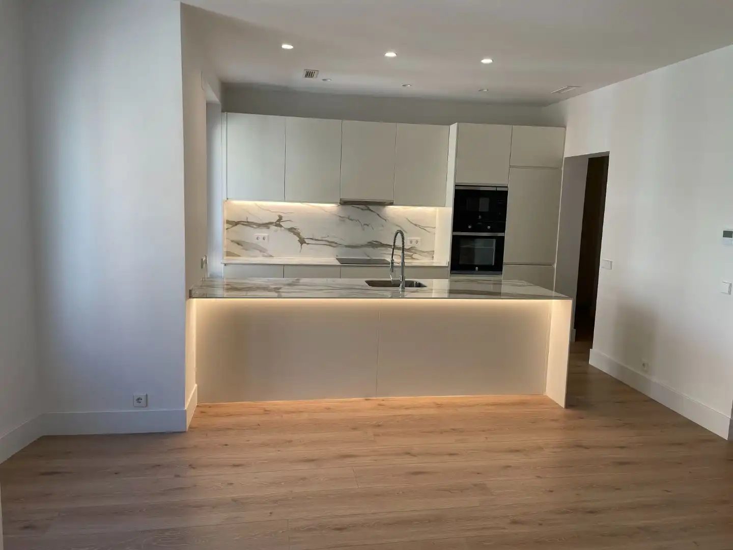 Küche von Wohnung zur Miete in  Madrid Capital mit Klimaanlage, Terrasse und Balkon