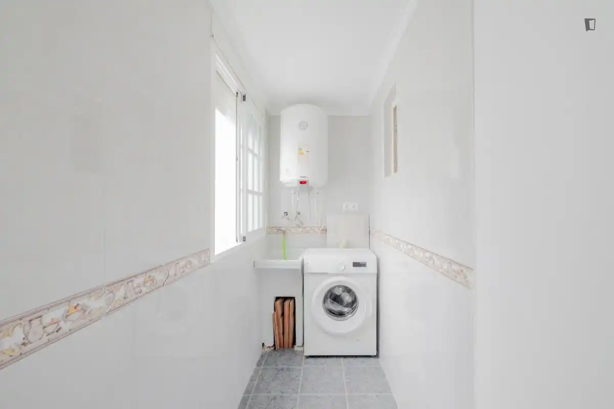 Bany de Apartament per a compartir en Jerez de la Frontera amb Moblat, Rentadora i Microones