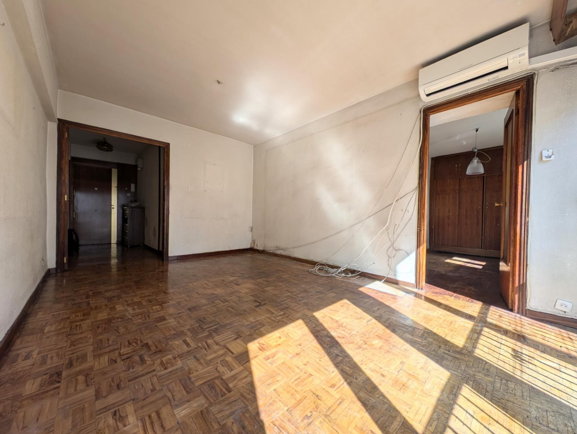 Living room of Flat for sale in  Madrid Capital  with Air Conditioner, Heating and Parquet flooring