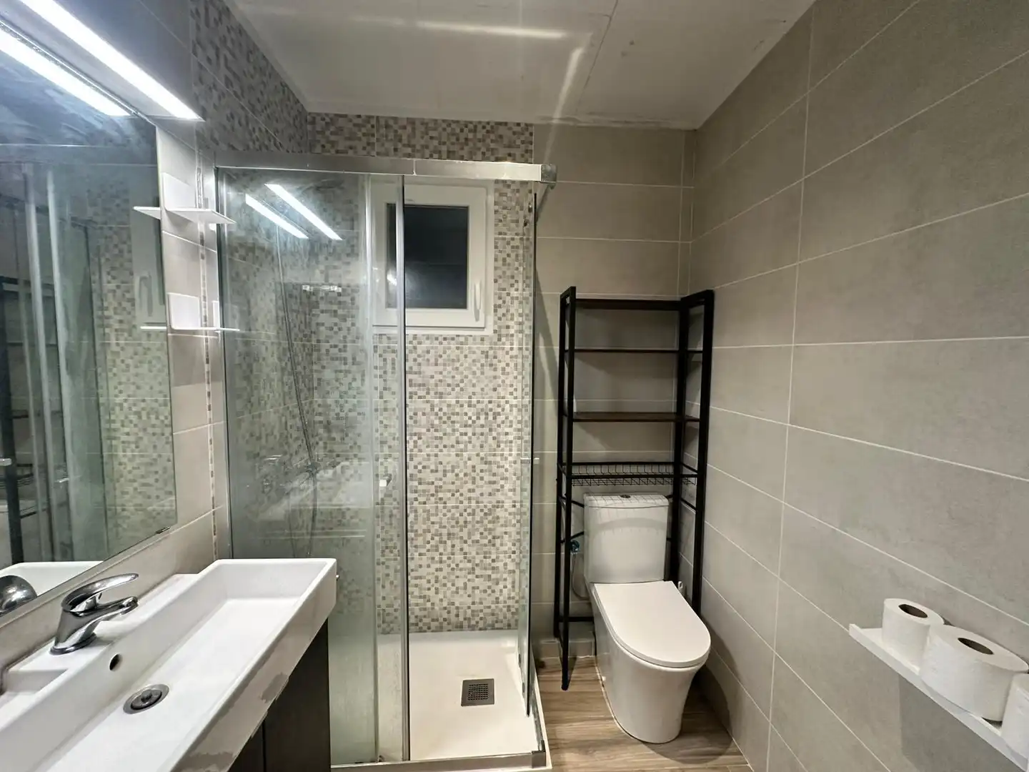 Baño de Apartamento en venta en Barcelona con Parquet, Terraza y Balcón