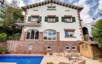Vista exterior de Casa o xalet en venda en Torrelles de Llobregat amb Aire condicionat, Terrassa i Piscina