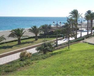 Vista exterior de Apartament en venda en Roquetas de Mar amb Aire condicionat, Terrassa i Piscina comunitària