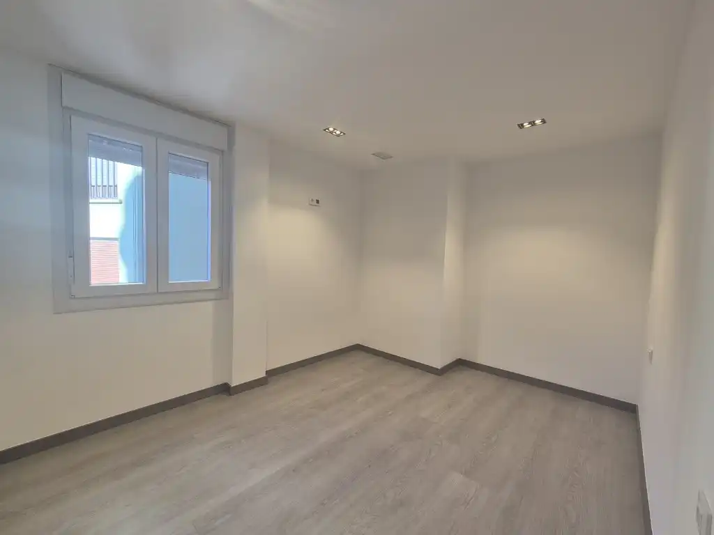 Flat for sale in Zaragoza  with Air Conditioner, Oven and Washing machine