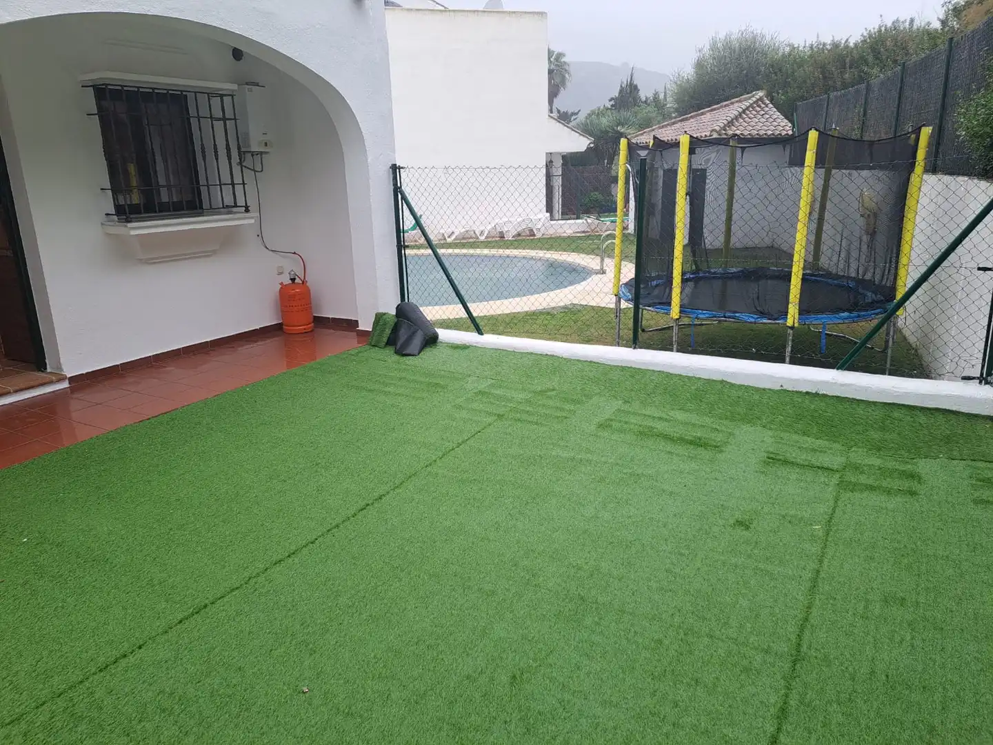 Garten von Einfamilien-Reihenhaus zum Verkauf in Manilva mit Privatgarten und Gemeinschaftspool