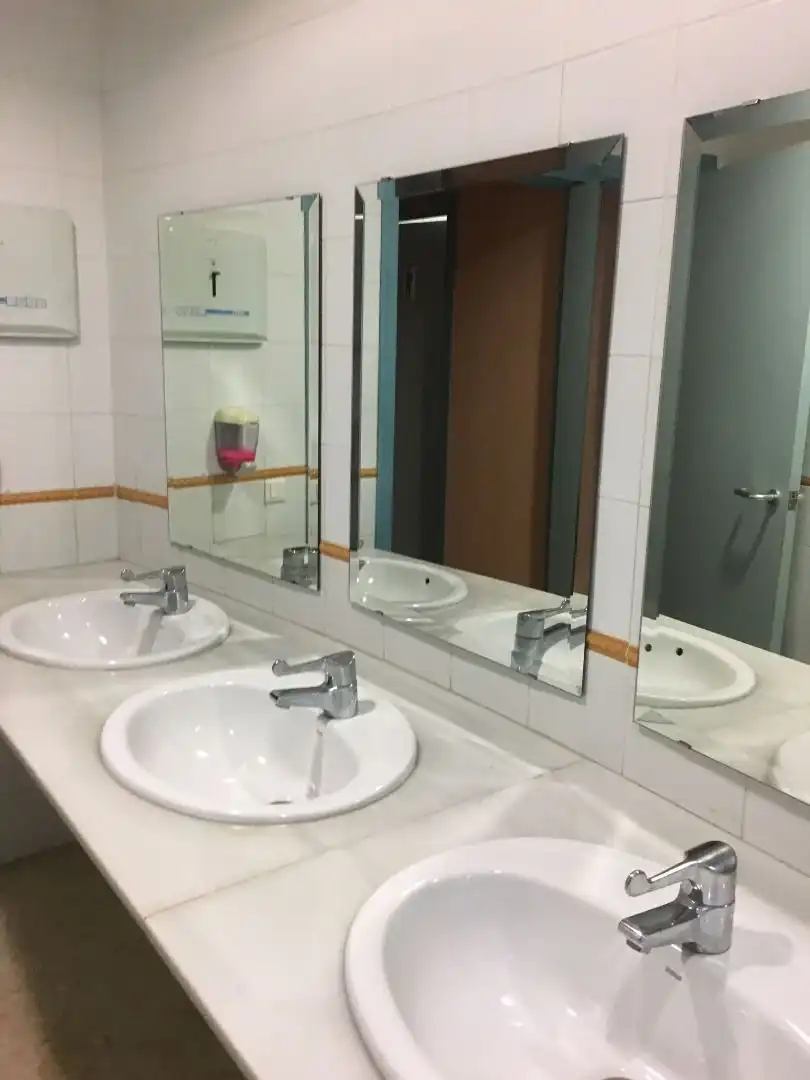 Badezimmer von Geschaftsraum zum Verkauf in Sevilla mit Klimaanlage