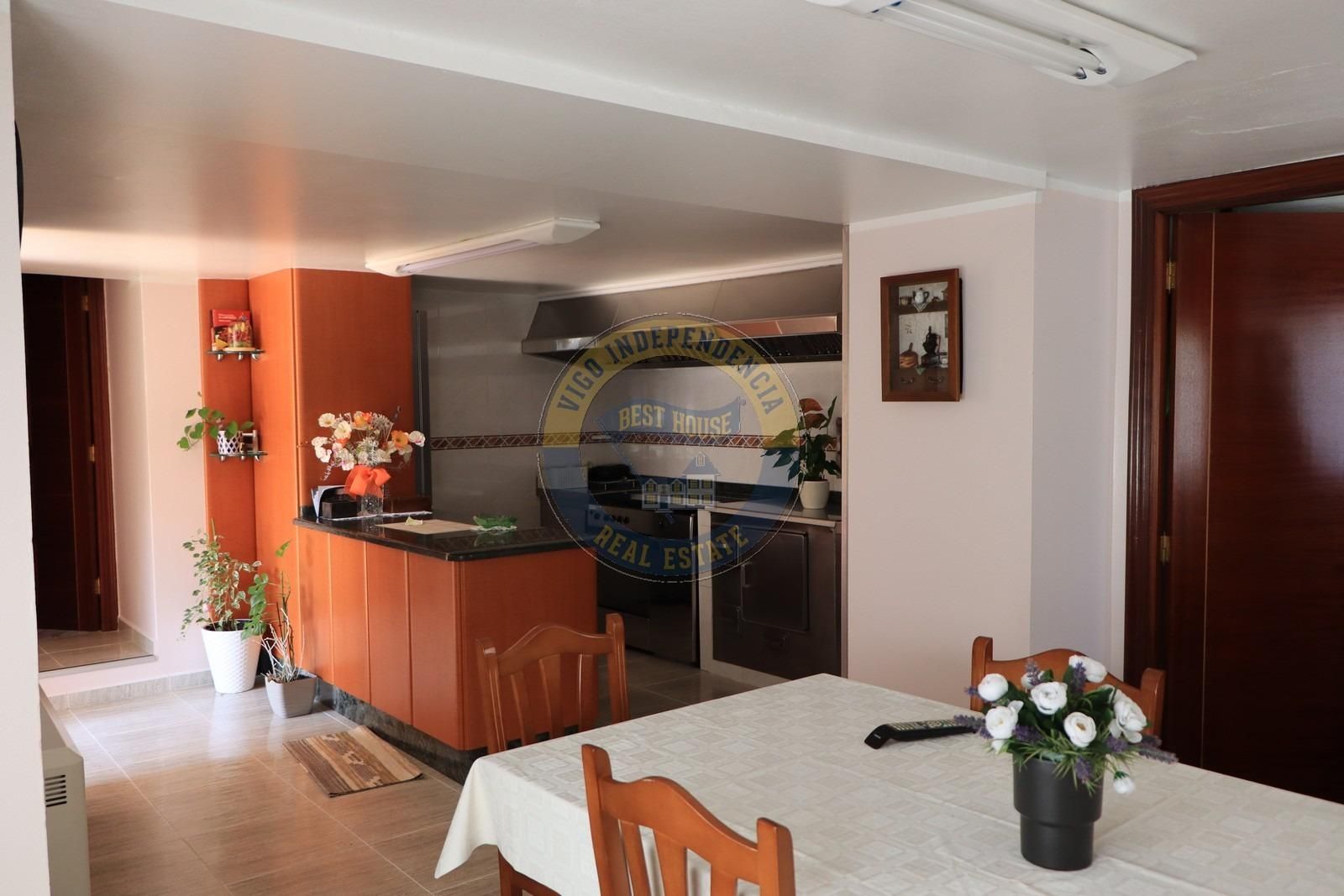 Cuina de Casa adosada en venda en Vigo  amb Calefacció, Jardí privat i Terrassa