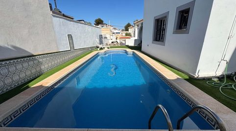 Gran chalet independiente en una parcela de 400m2, con piscina privada, solárium y camino de entrada, en el codiciado complejo Blu, imatge 2