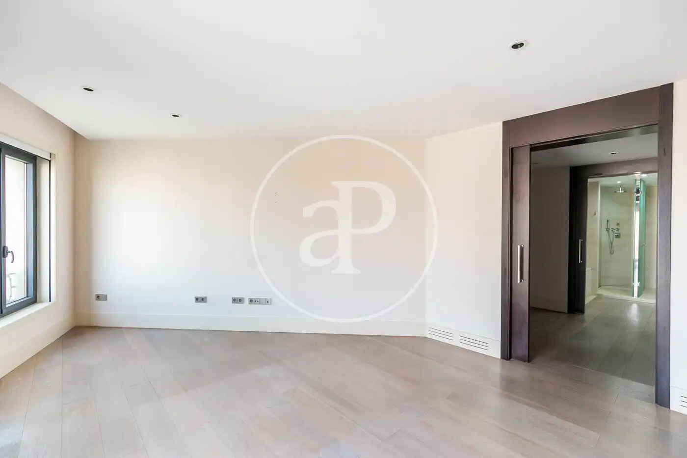 Flat for sale in Barcelona  with Air Conditioner and Heating