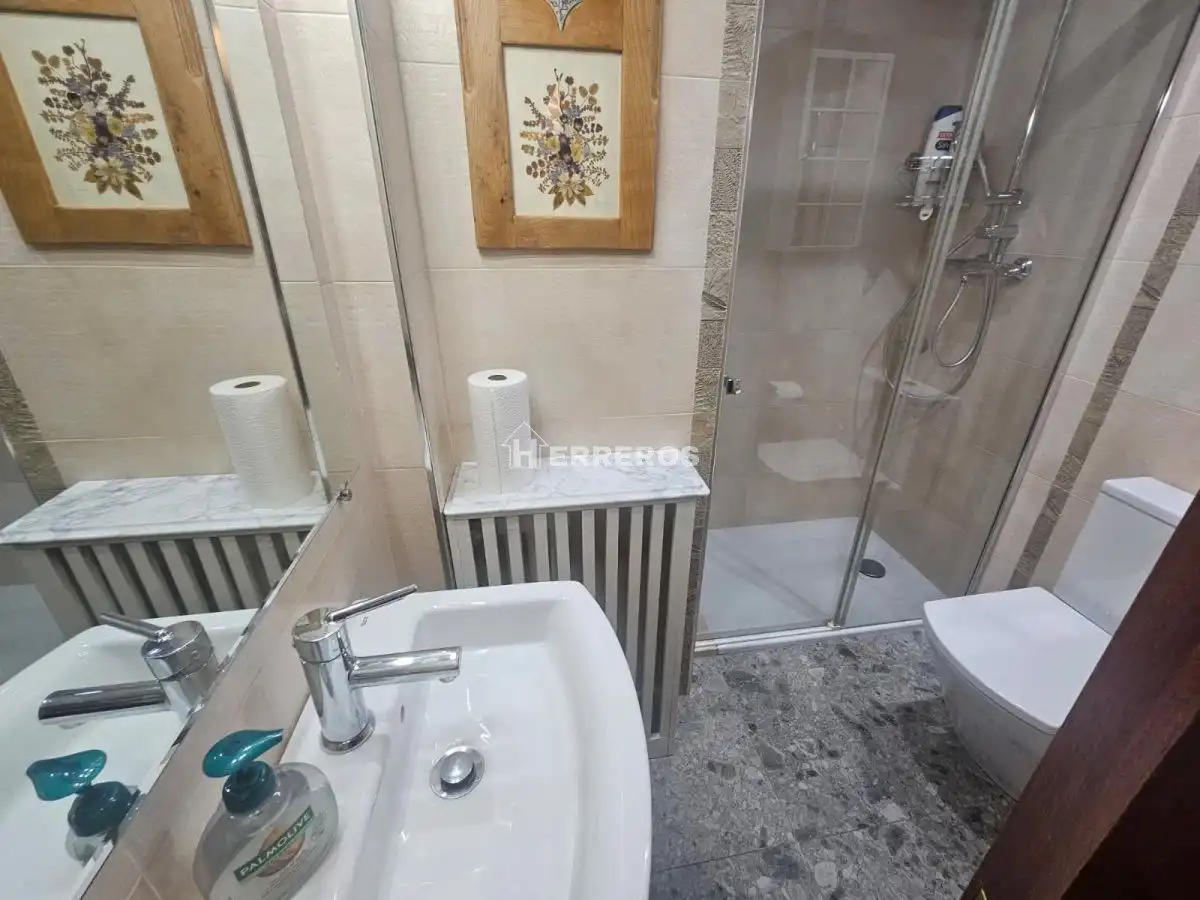 Bathroom of Flat for sale in  Logroño  with Heating, Terrace and Storage room