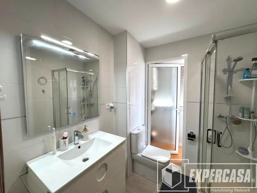 Bathroom of Flat for sale in Burjassot
