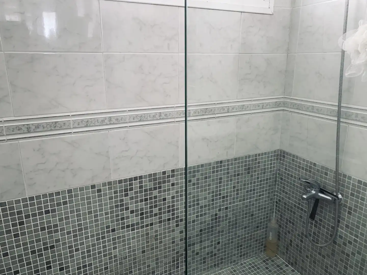 Baño de Apartamento en venta en Marbella con Aire acondicionado, Calefacción y Jardín privado