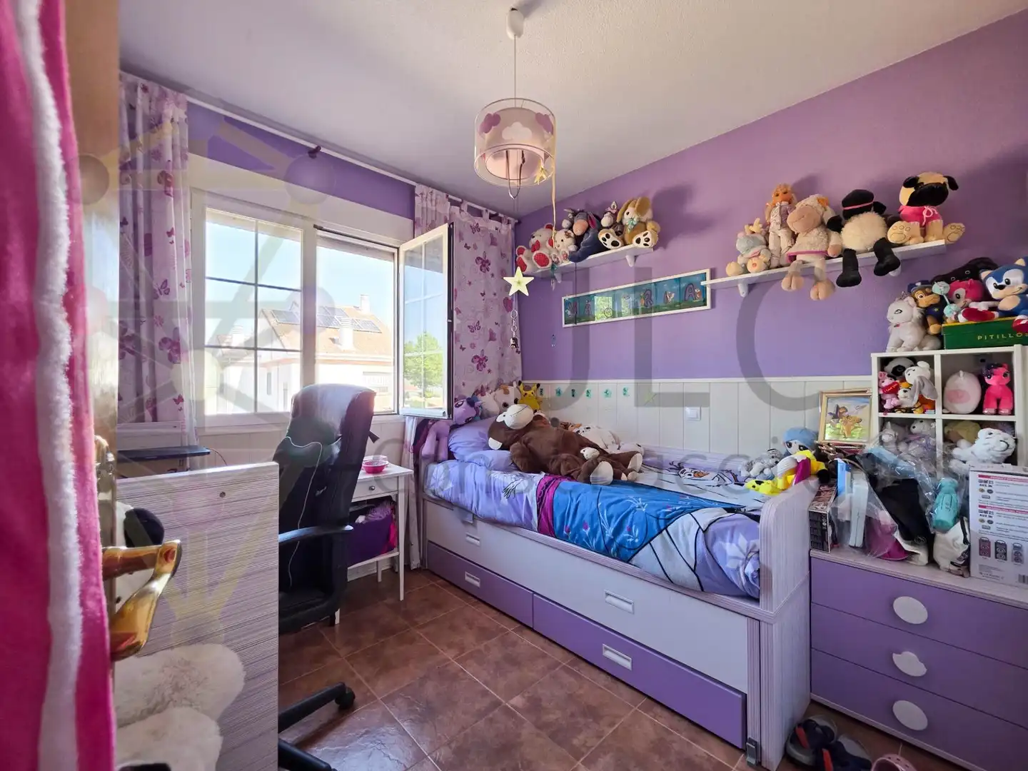 Habitación de Casa adosada en venta en El Casar con Calefacción y Piscina comunitaria