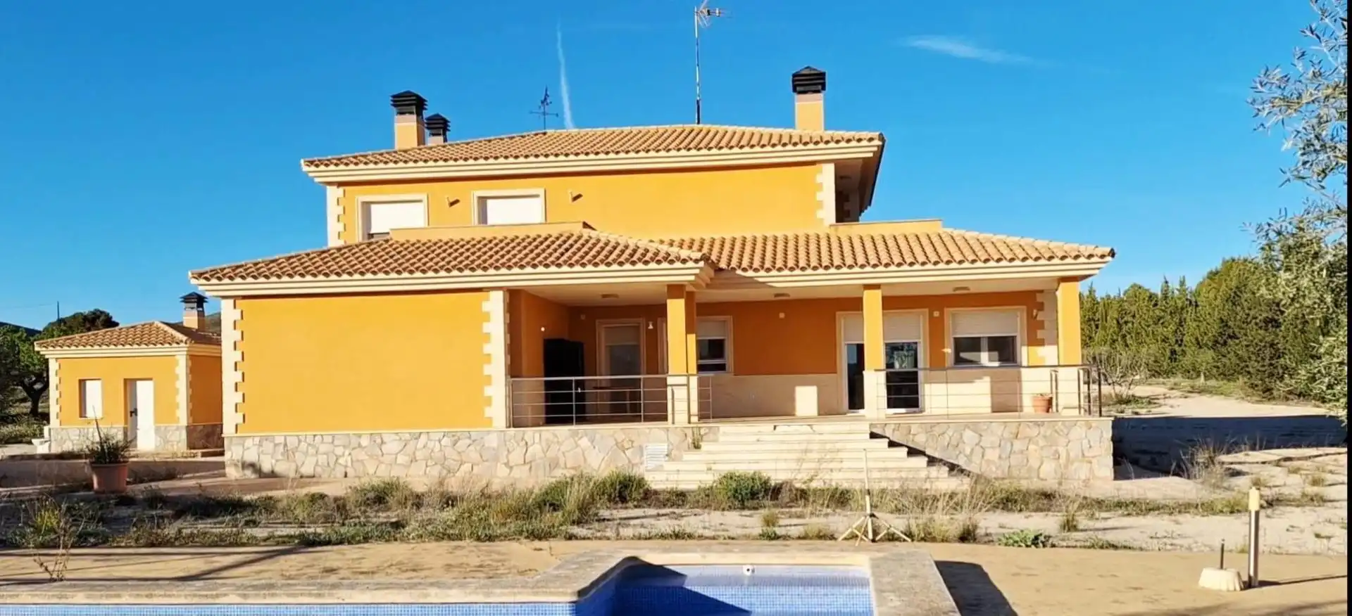 Vista exterior de Casa o chalet en venta en Yecla con Calefacción, Terraza y Piscina