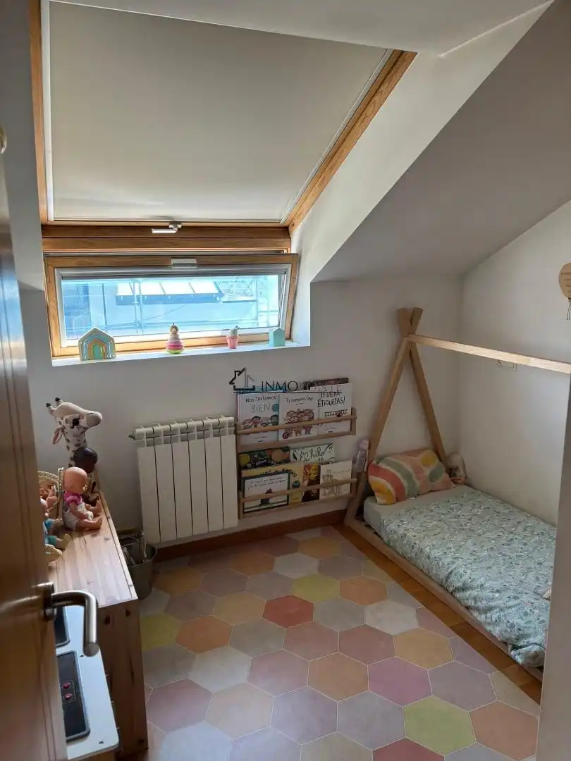 Habitación de Ático de alquiler en Pontevedra Capital  con Calefacción y Trastero