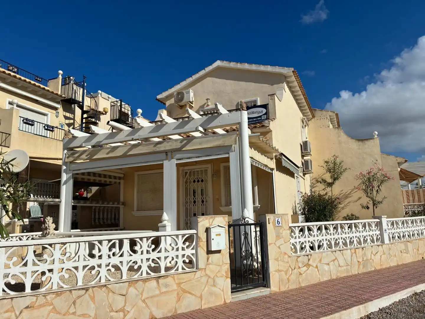 Vista exterior de Casa o xalet en venda en Rojales amb Jardí privat, Terrassa i Moblat