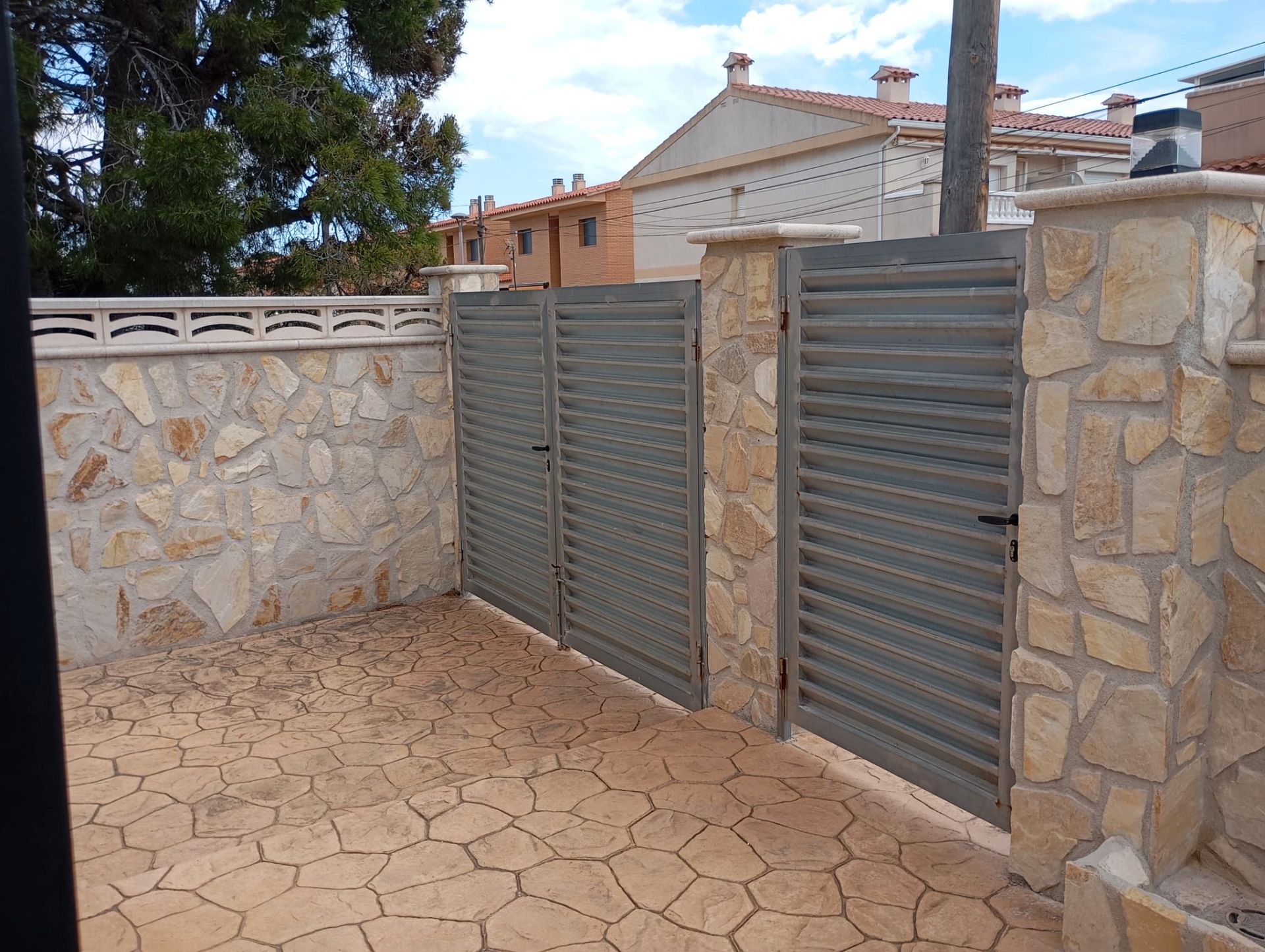 Vista exterior de Casa o xalet en venda en Mont-roig del Camp amb Aire condicionat, Jardí privat i Moblat