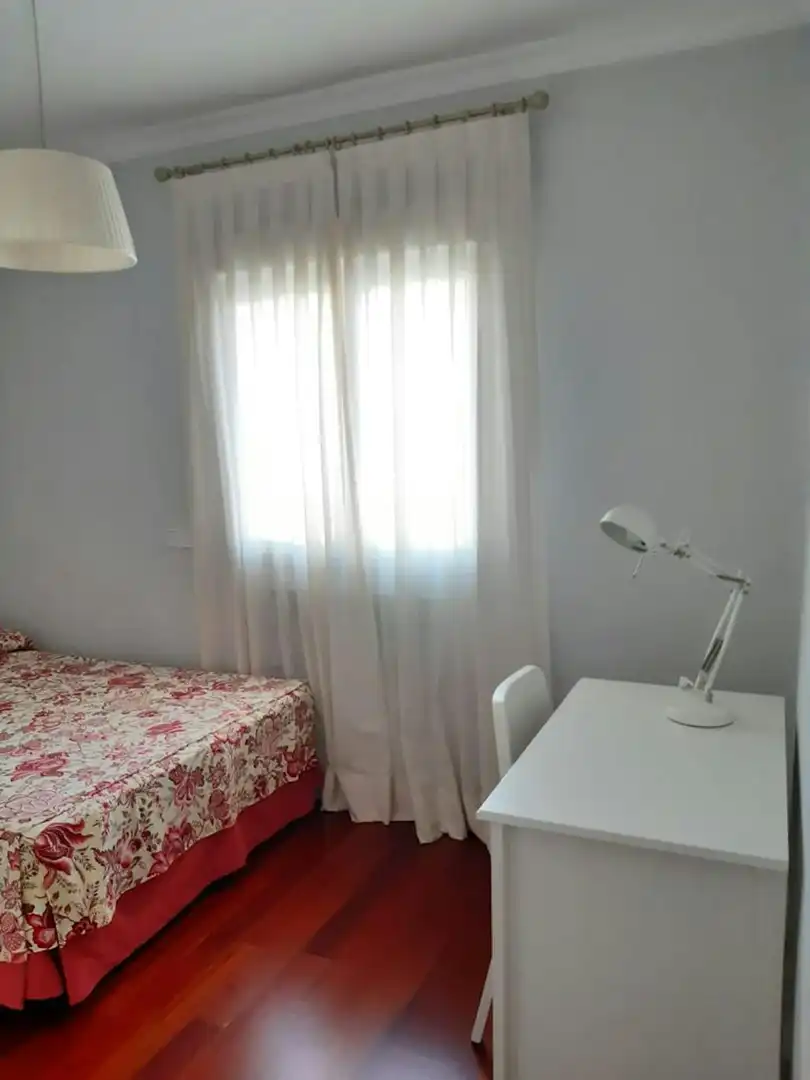 Bedroom of Flat for share in Madrid  with Private garden, Washing machine and TV