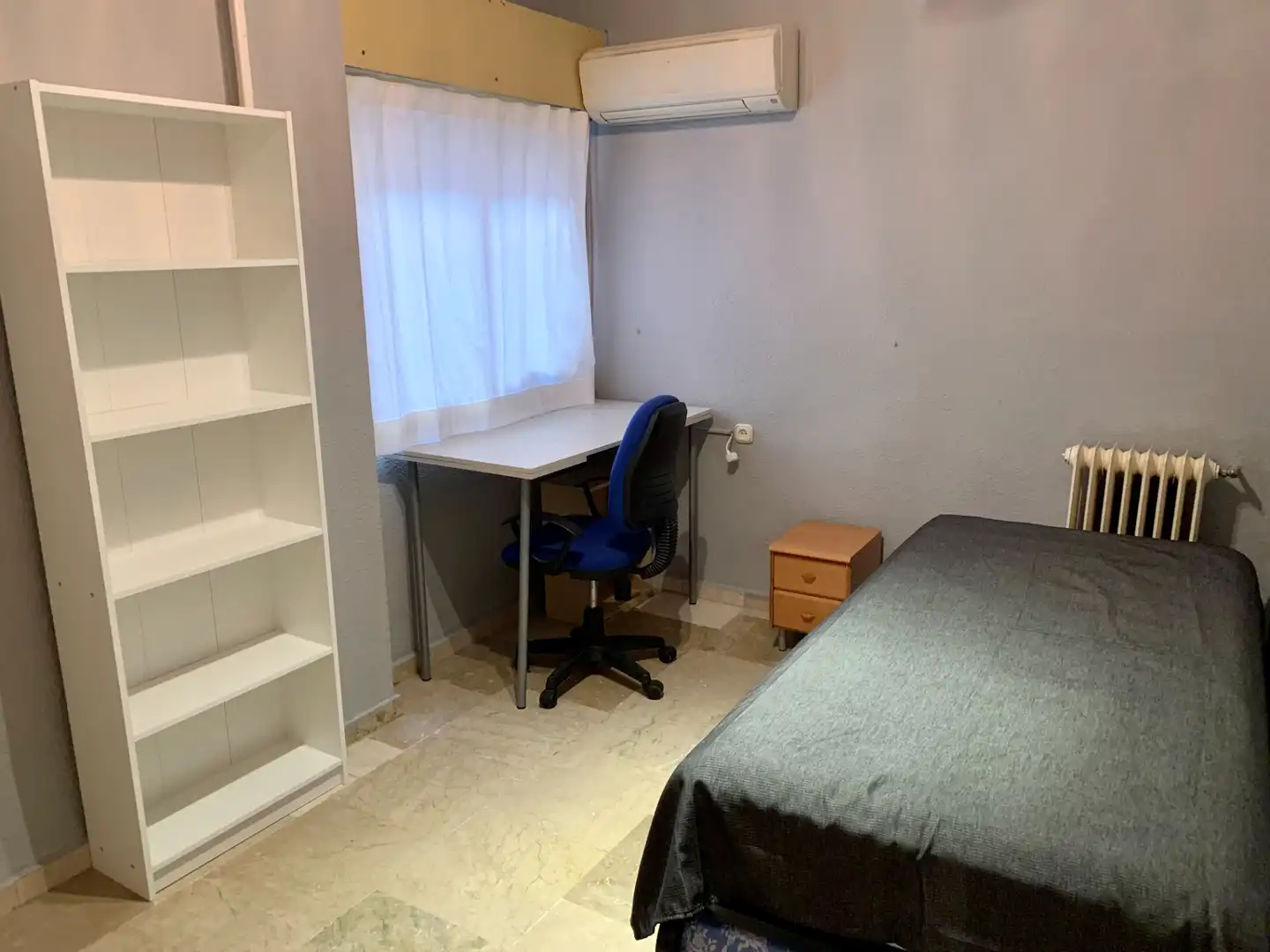 Habitación de Piso de alquiler en Granada con Aire acondicionado, Calefacción y Amueblado