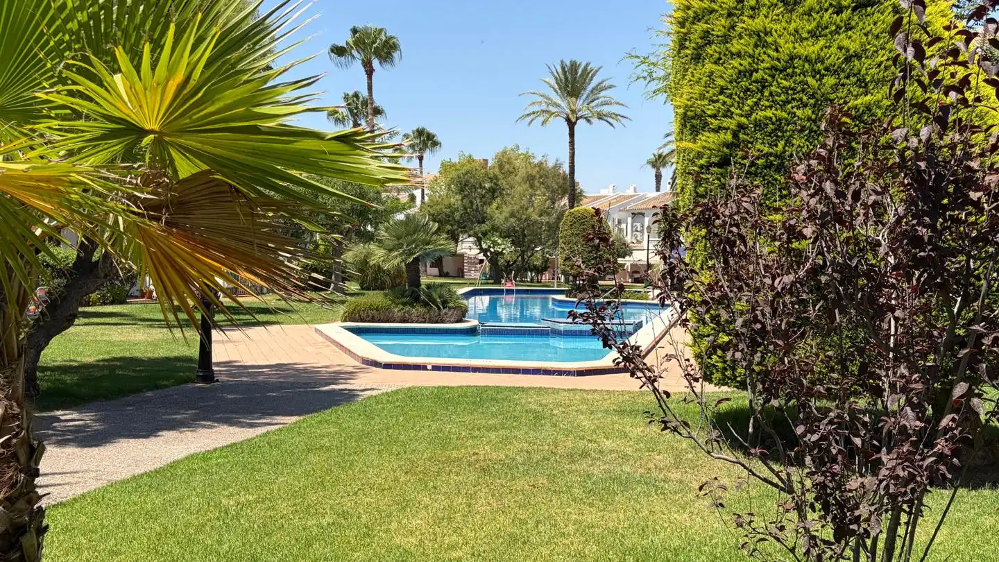 Piscina de Dúplex en venda en La Manga del Mar Menor amb Aire condicionat, Calefacció i Jardí privat