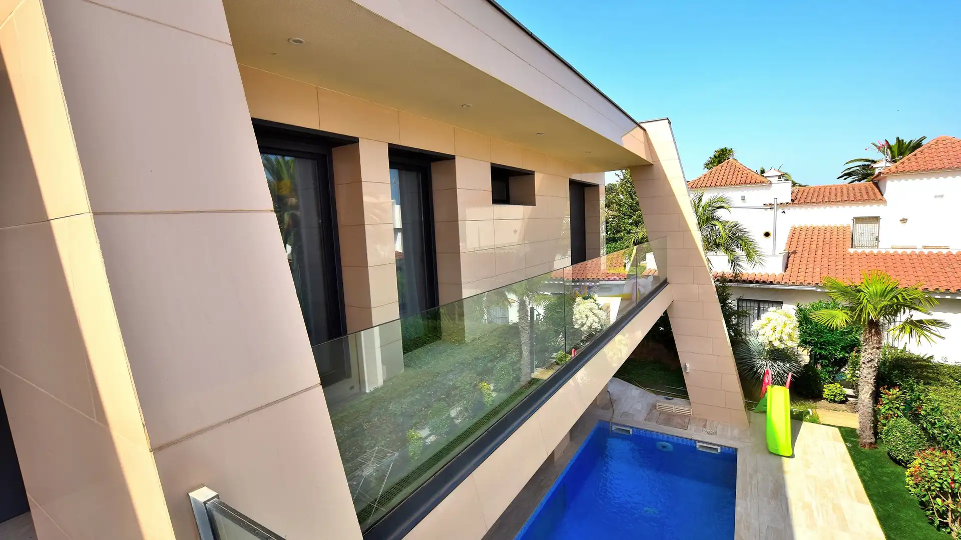 Swimming pool of Houses for sale in Cambrils  with Air Conditioner, Private garden and Parquet flooring