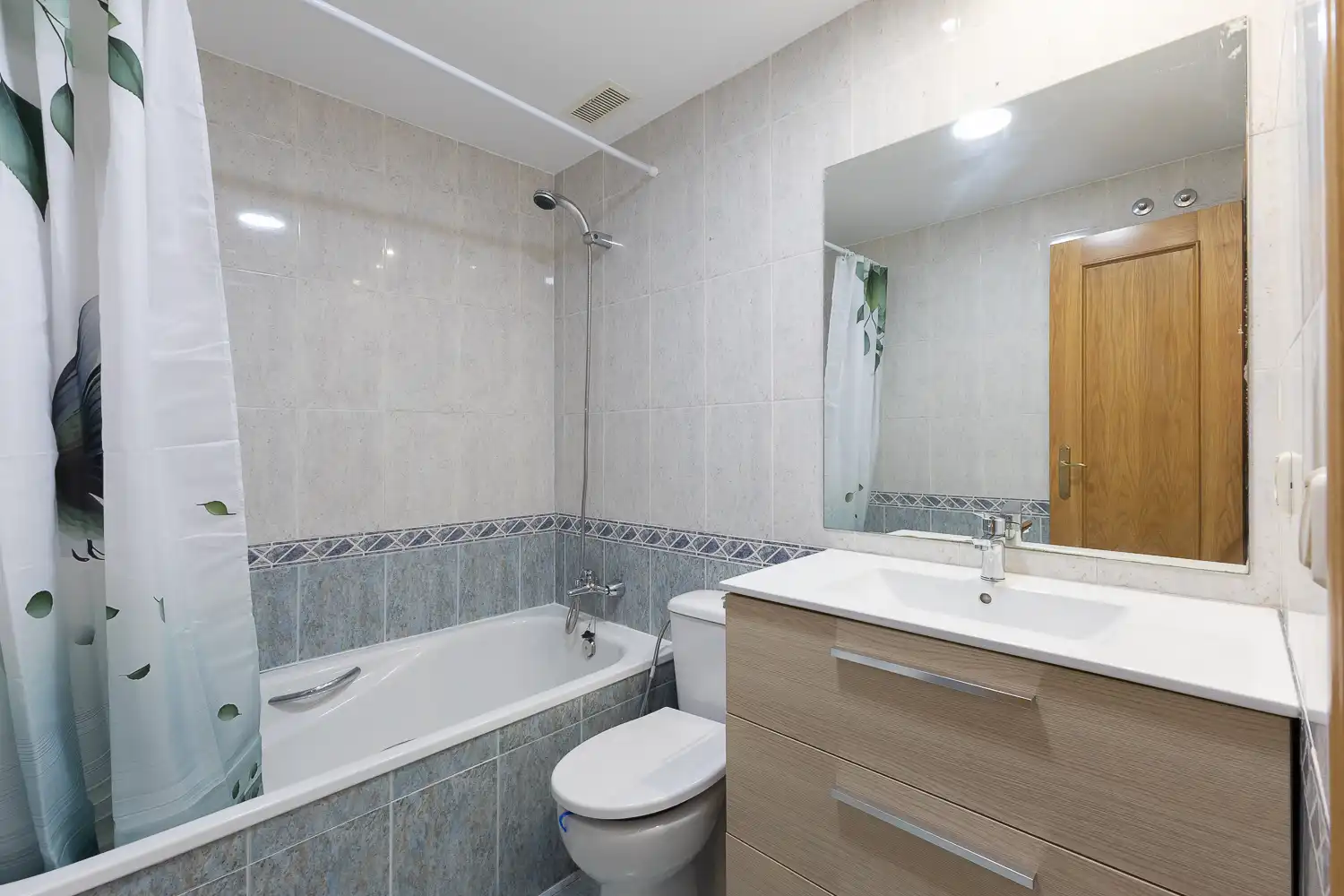 Badezimmer von Wohnung zur Miete in Valencia mit Klimaanlage, Heizung und Balkon