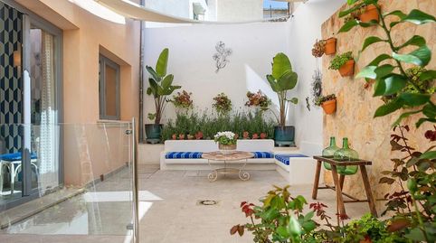 Magnifica casa reformada con 4 habitaciones, 2 terrazas, 2 salones, 2 cocinas, almacén y aparcamiento..