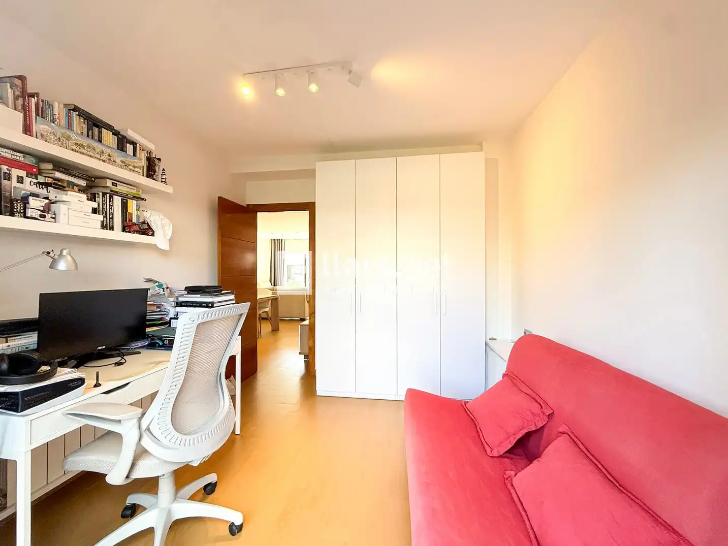 Schlafzimmer von Einfamilien-Reihenhaus zum Verkauf in Vilanova i la Geltrú mit Klimaanlage, Heizung und Parkett