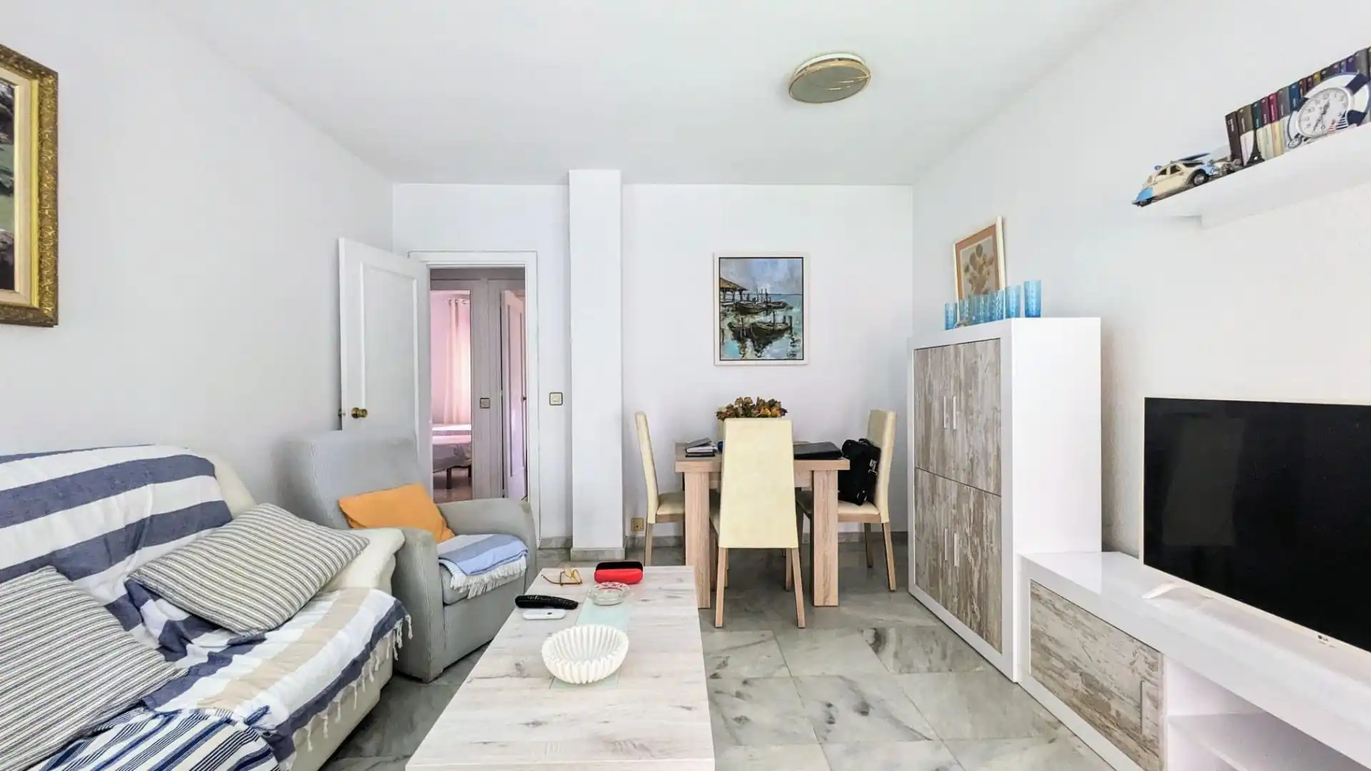 Sala de estar de Piso de alquiler en Fuengirola con Aire acondicionado, Calefacción y Jardín privado