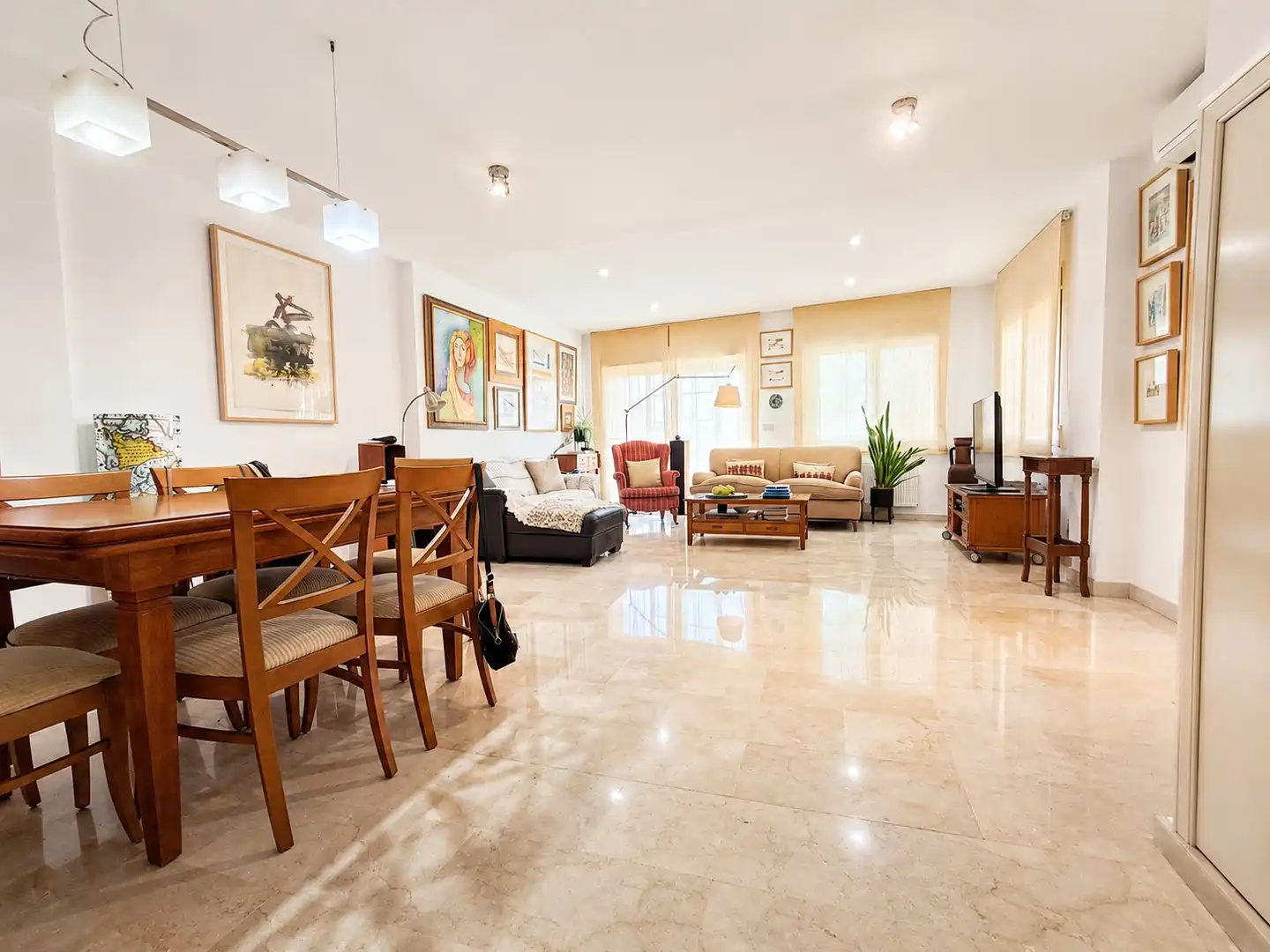 Sala d'estar de Casa adosada en venda en La Nucia amb Aire condicionat, Calefacció i Jardí privat