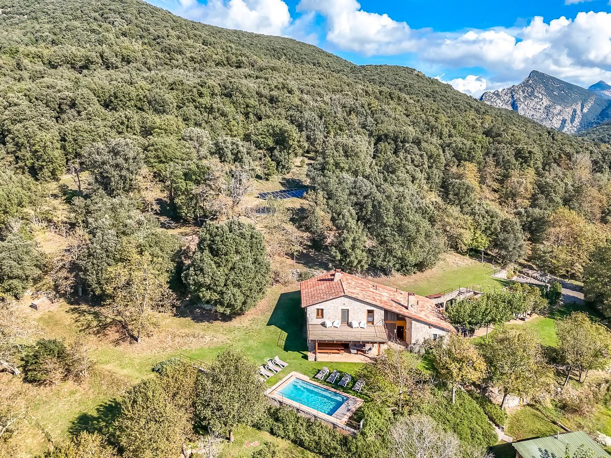 Vista exterior de Finca rústica en venda en Montagut i Oix amb Jardí privat, Terrassa i Piscina